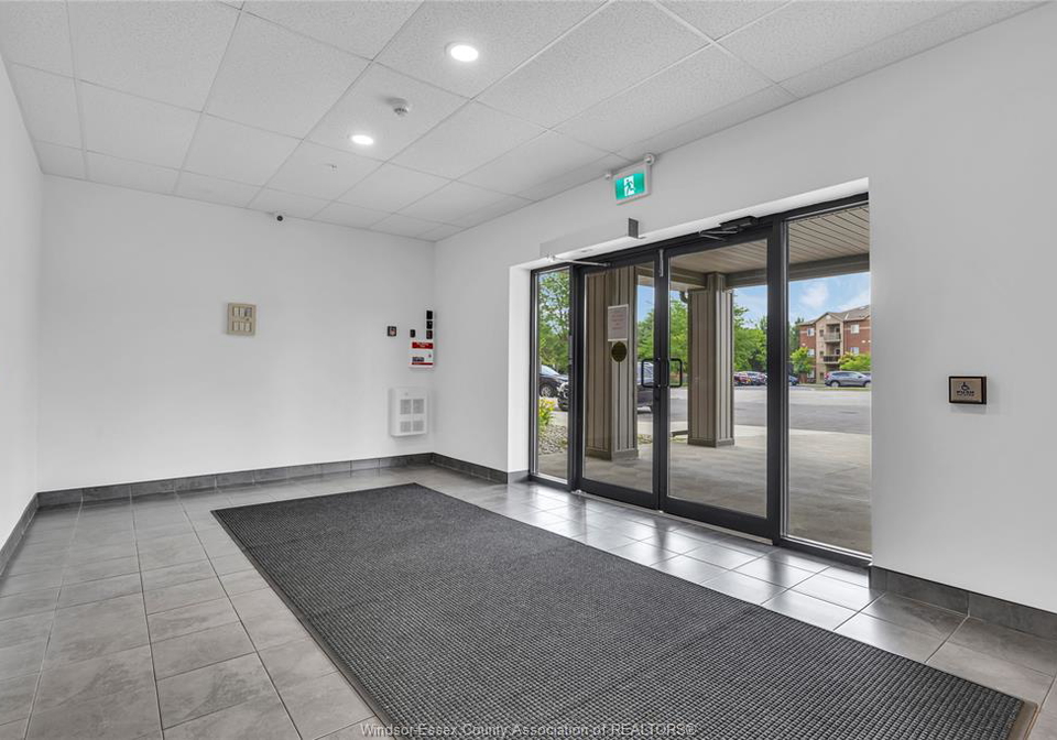 1888-westview-lasalle-ontario-26021500