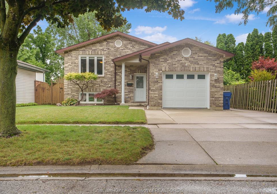 4-carolinian-place-chatham-ontario-26021611