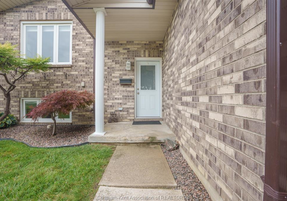 4-carolinian-place-chatham-ontario-26021611