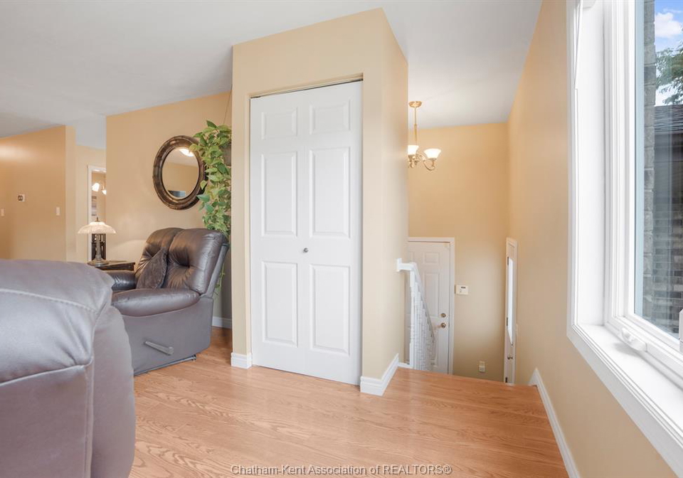 4-carolinian-place-chatham-ontario-26021611