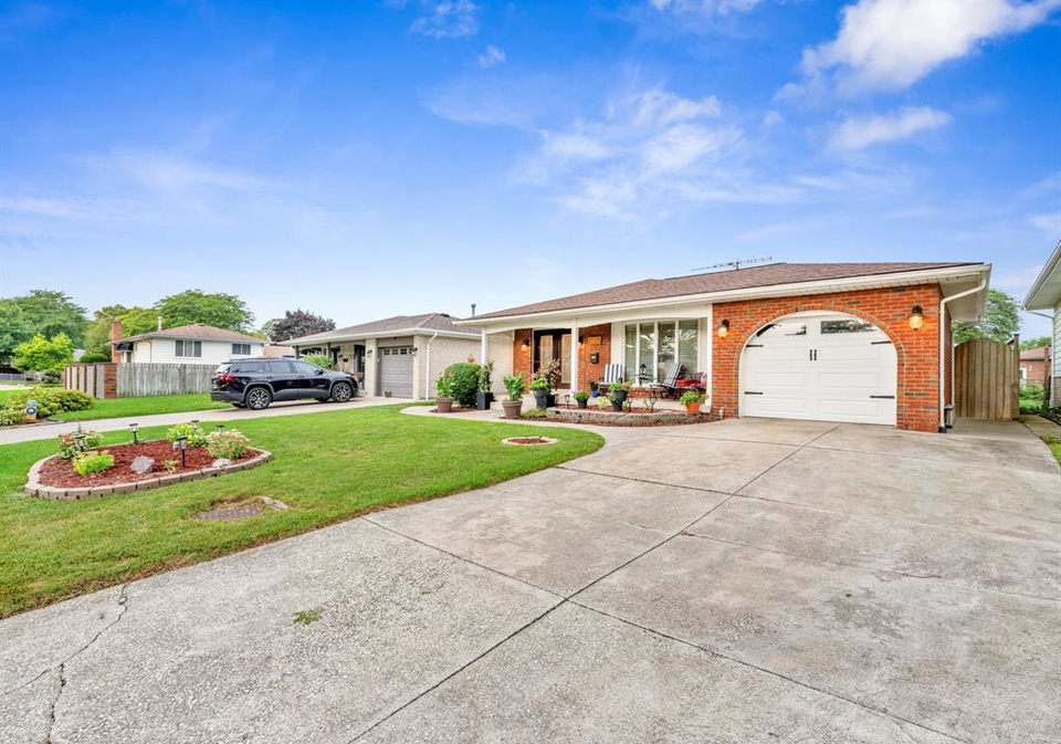9975-holly-crescent-windsor-ontario-26021735