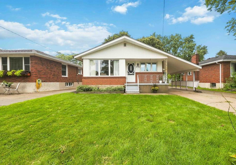 714-victoria-avenue-point-edward-ontario-26021834