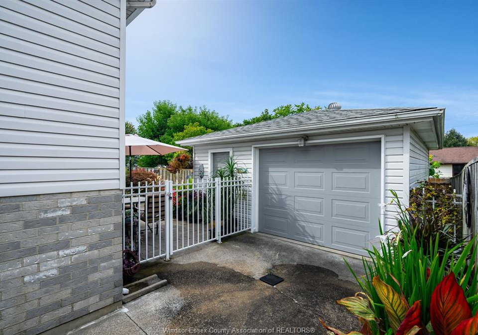 2677-robert-road-windsor-ontario-26021925