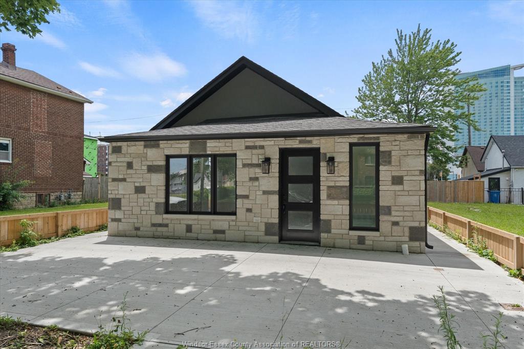 229-aylmer-windsor-ontario-26021934
