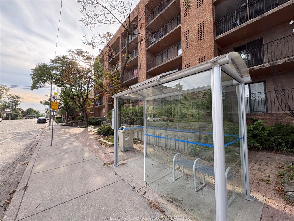 1700-university-windsor-ontario-26021982