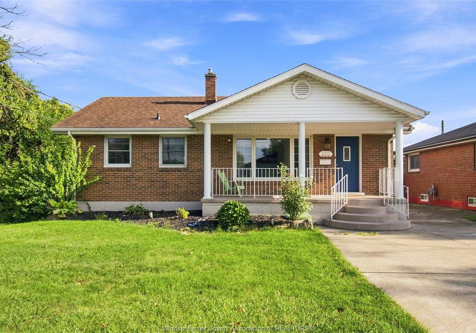 8327-menard-street-windsor-ontario-26022001