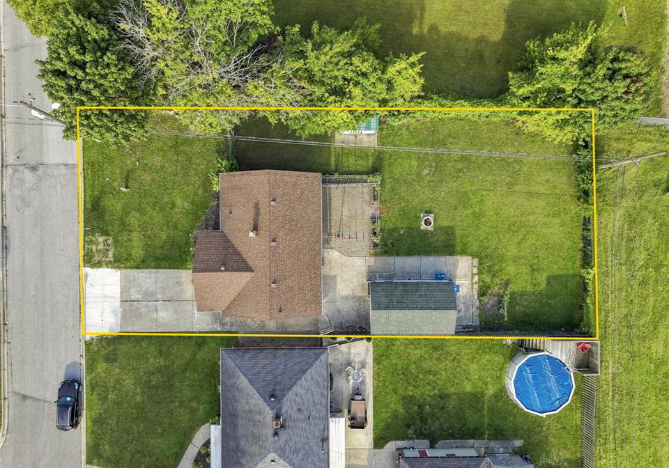 8327-menard-street-windsor-ontario-26022001