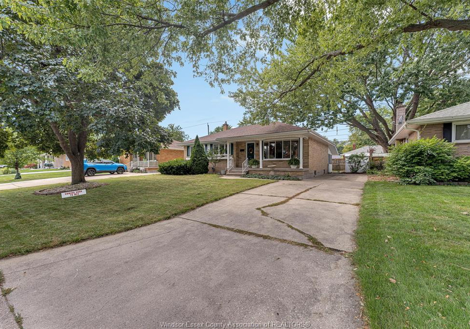 923-greendale-drive-windsor-ontario-26022004