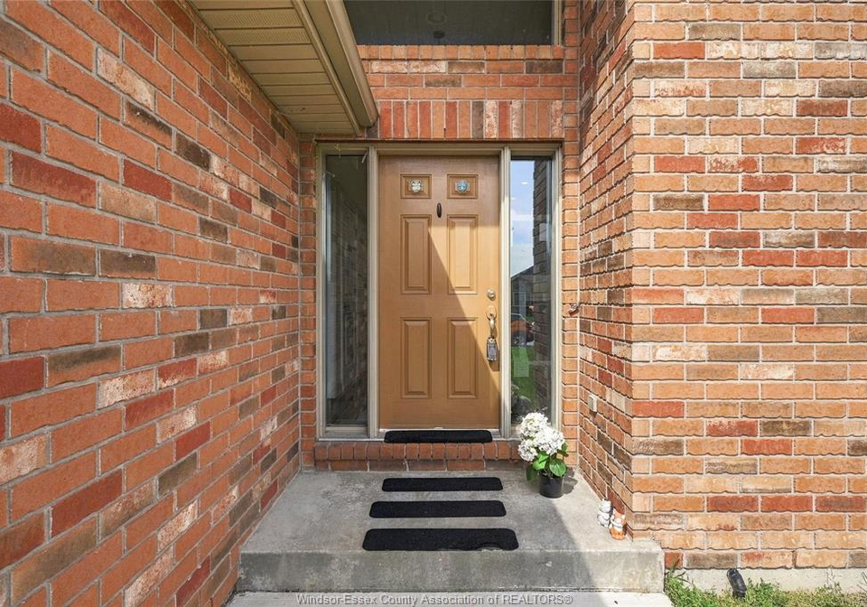 1364-matthew-crescent-lakeshore-ontario-26022060