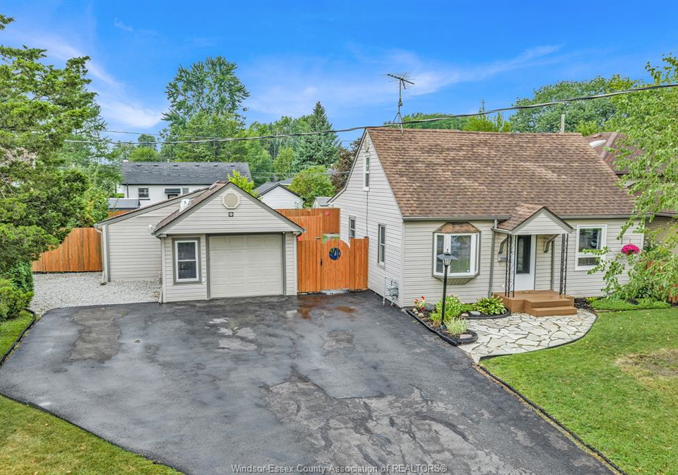 2583-benard-windsor-ontario-26022136