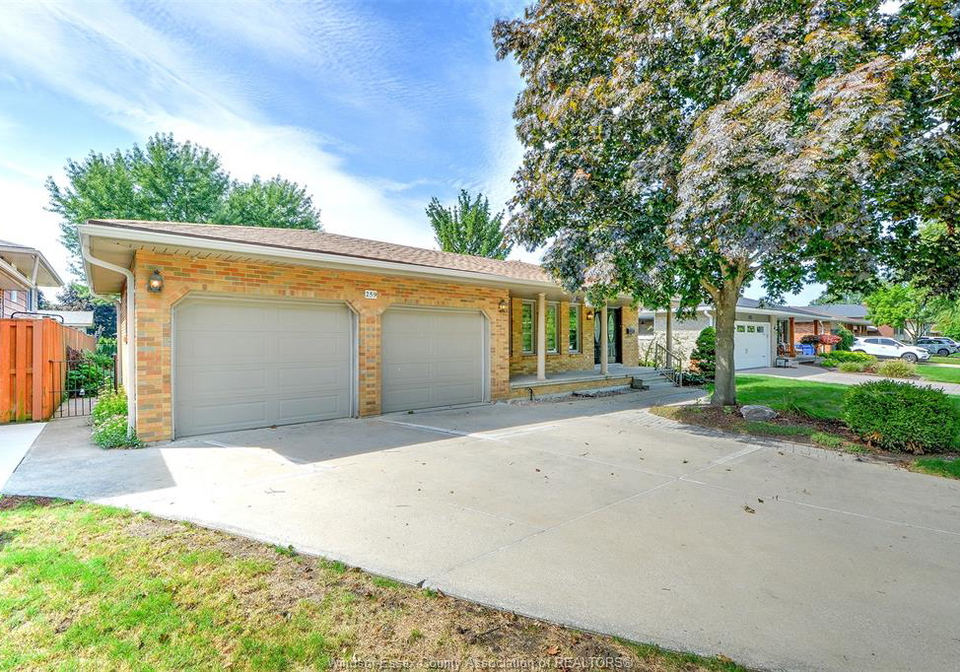 259-woodridge-tecumseh-ontario-26022159