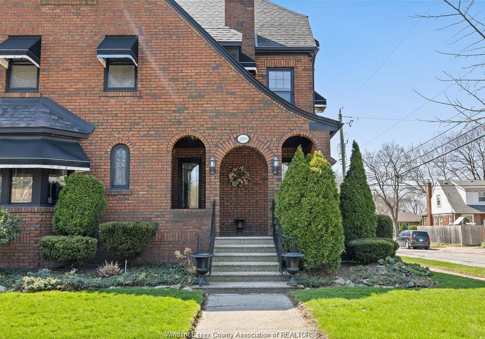 2203-victoria-windsor-ontario-26022196