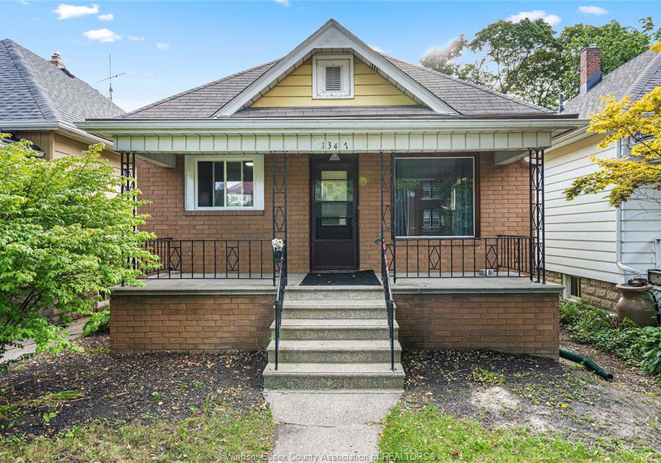 1347-lincoln-windsor-ontario-26022265