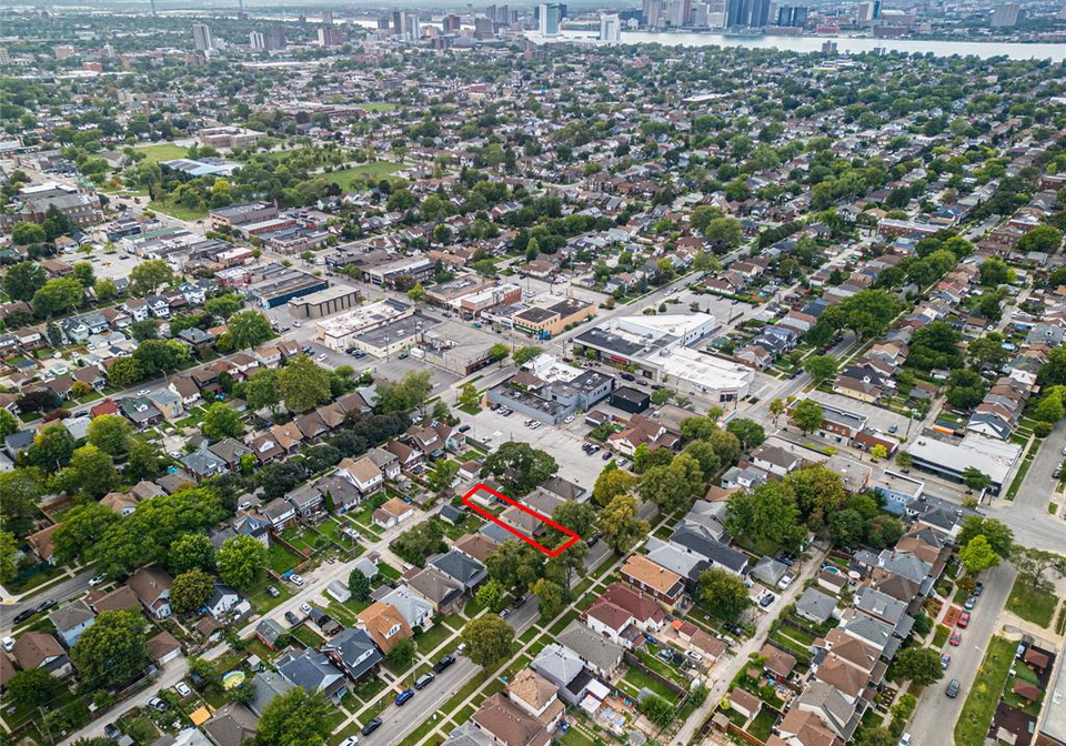 1347-lincoln-windsor-ontario-26022265