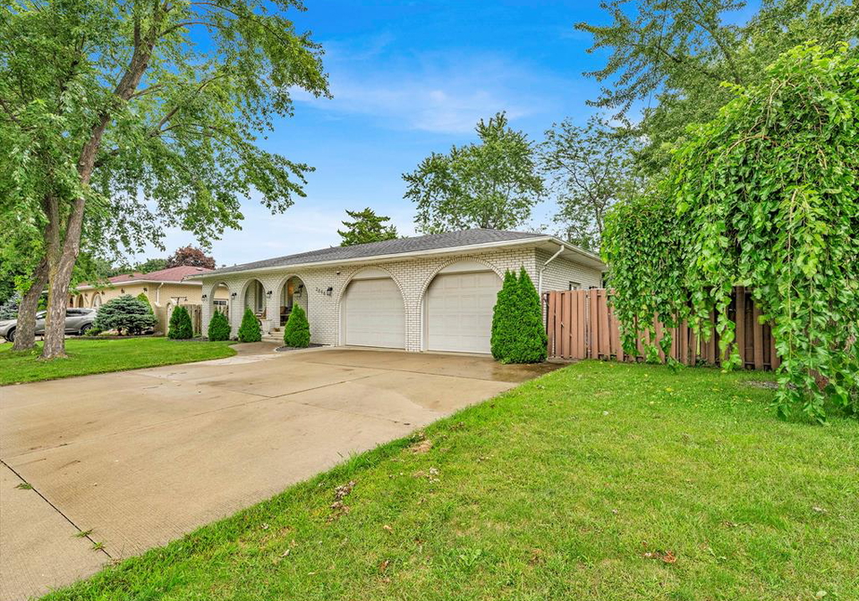 2068-lesperance-tecumseh-ontario-26022303