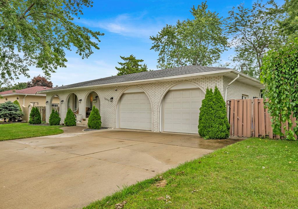 2068-lesperance-tecumseh-ontario-26022303