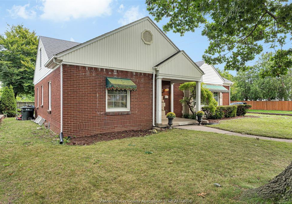 2494-buckingham-windsor-ontario-26022417