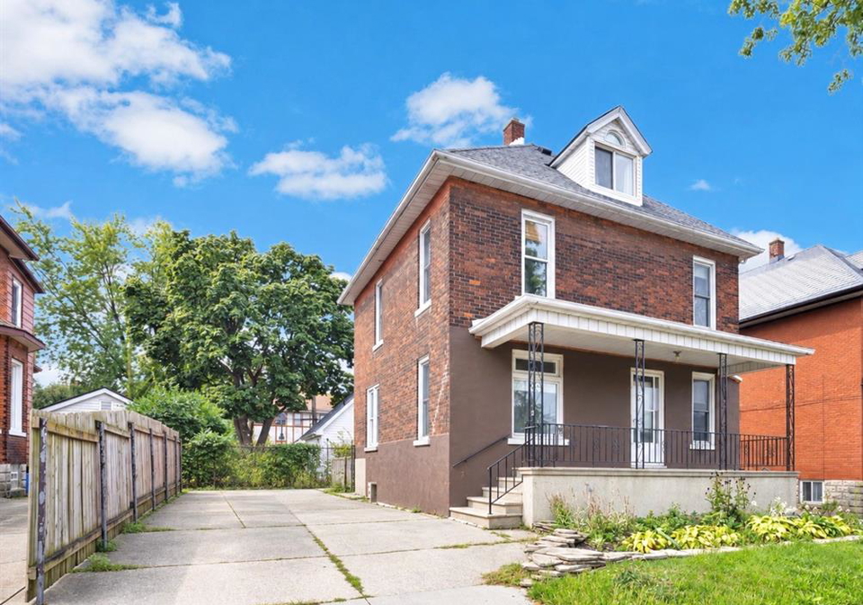 231-gladstone-windsor-ontario-26022550