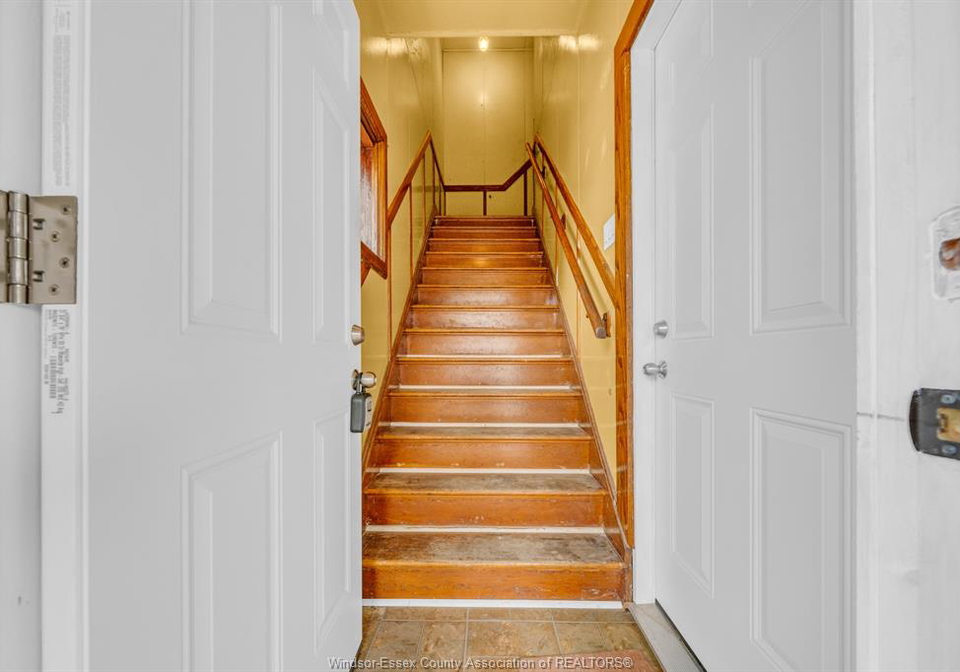 427-cameron-windsor-ontario-26022656
