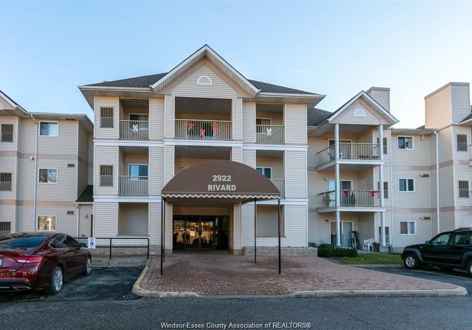 2922-rivard-windsor-ontario-26022705