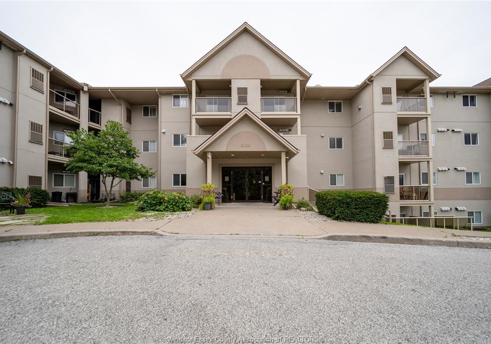 3000-sandwich-windsor-ontario-26022724