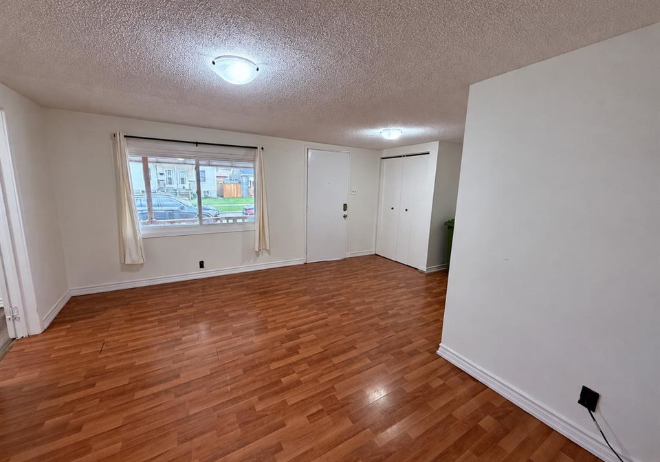 3553-king-street-windsor-ontario-26022761