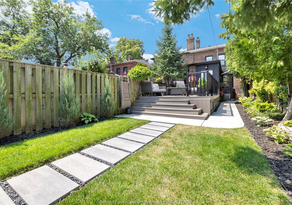 864-monmouth-windsor-ontario-26022767