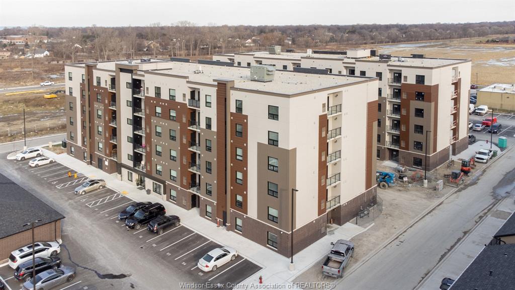 716-brownstone-tecumseh-ontario-26022791