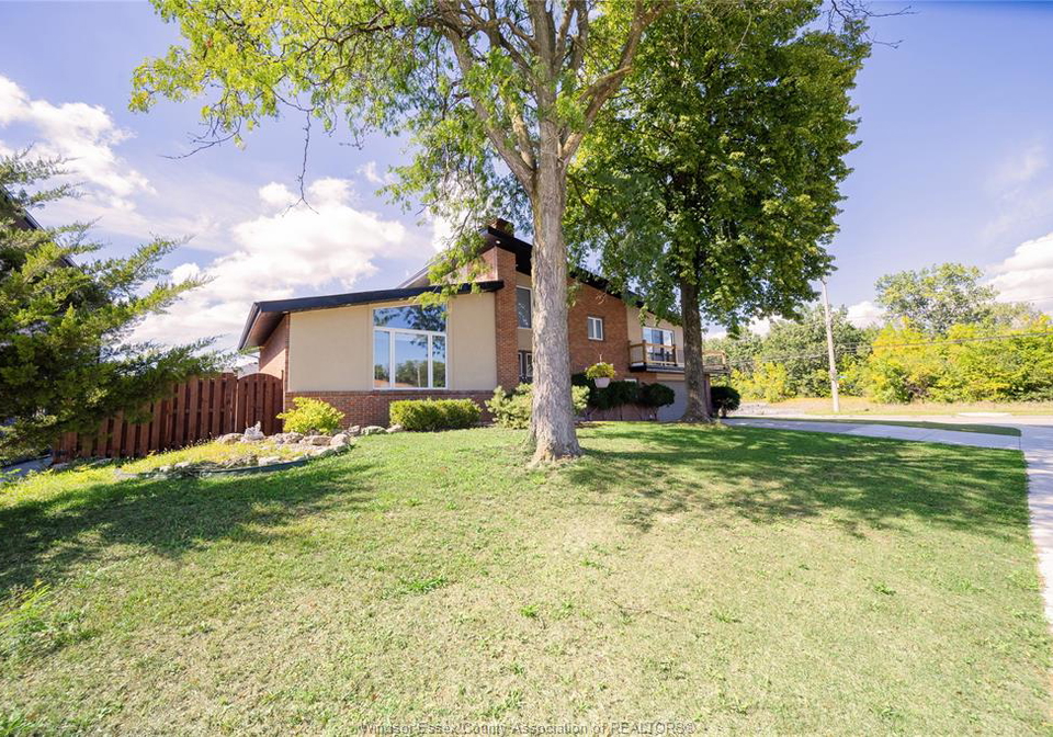 2405-roxborough-boulevard-windsor-ontario-26022913