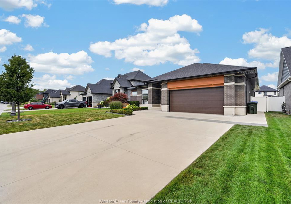 212-rafih-crescent-lakeshore-ontario-26022935