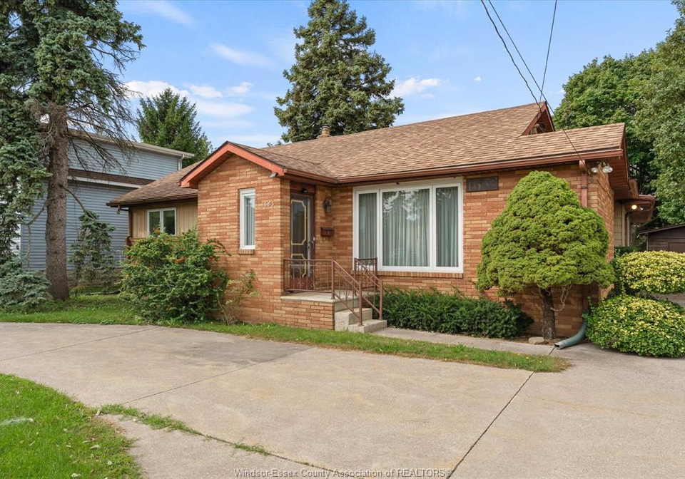 1653-lesperance-tecumseh-ontario-26022939