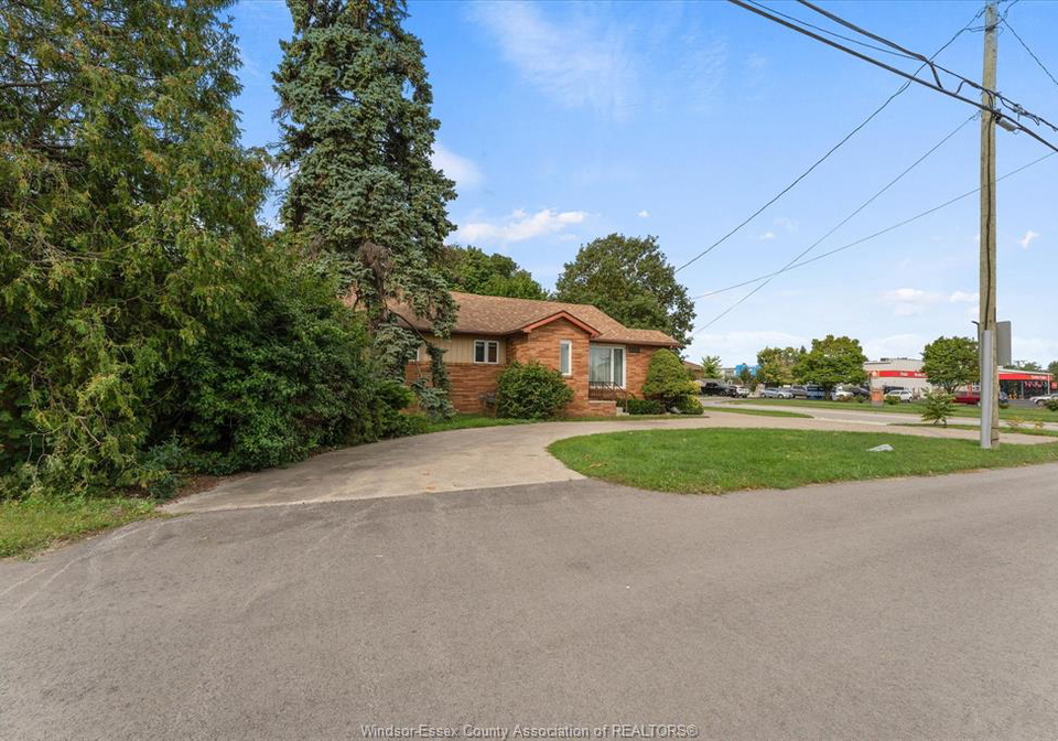 1653-lesperance-tecumseh-ontario-26022939