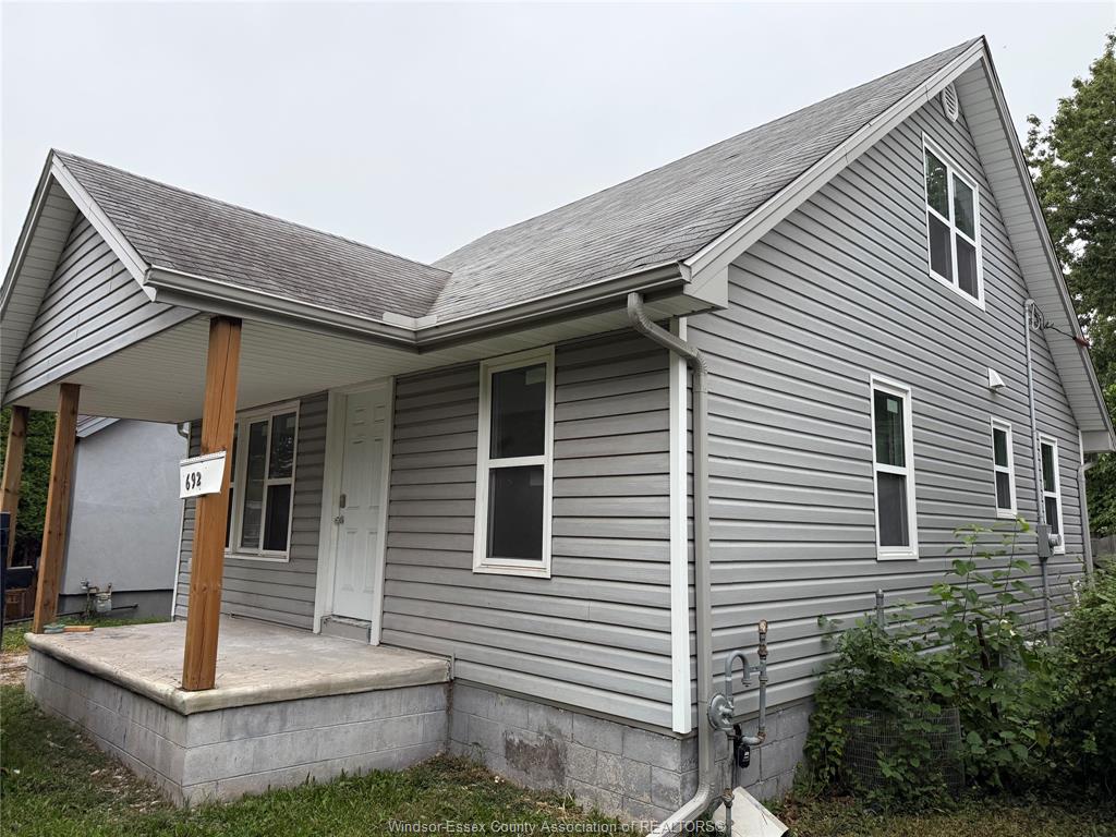 692-capitol-windsor-ontario-26022958
