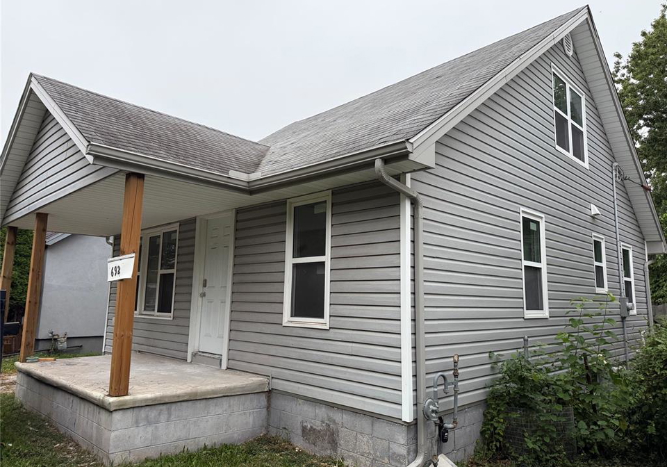 692-capitol-windsor-ontario-26022958