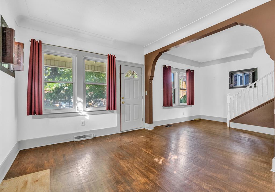 1396-moy-avenue-windsor-ontario-26023015