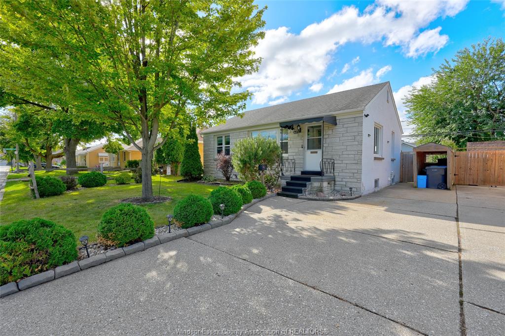 1449-redwood-avenue-windsor-ontario-26023027