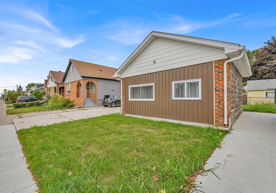 306-foch-windsor-ontario-26023040