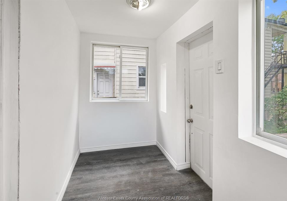 1016-hickory-road-windsor-ontario-26023129