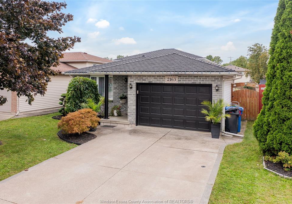 2163-curry-windsor-ontario-26023156