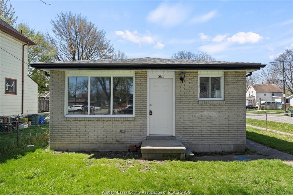 561-chippawa-street-windsor-ontario-26023322