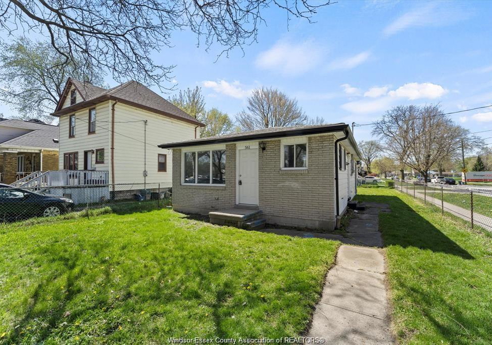 561-chippawa-street-windsor-ontario-26023322