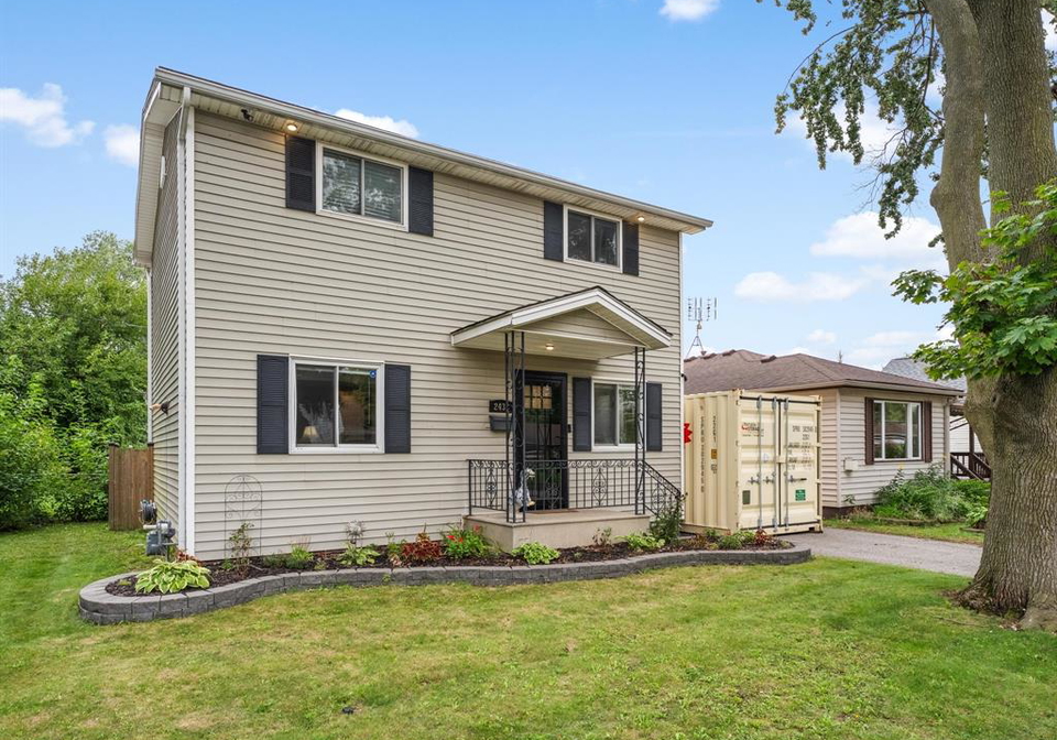 2438-francois-windsor-ontario-26023323