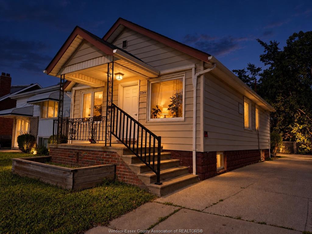 2244-howard-windsor-ontario-26023370