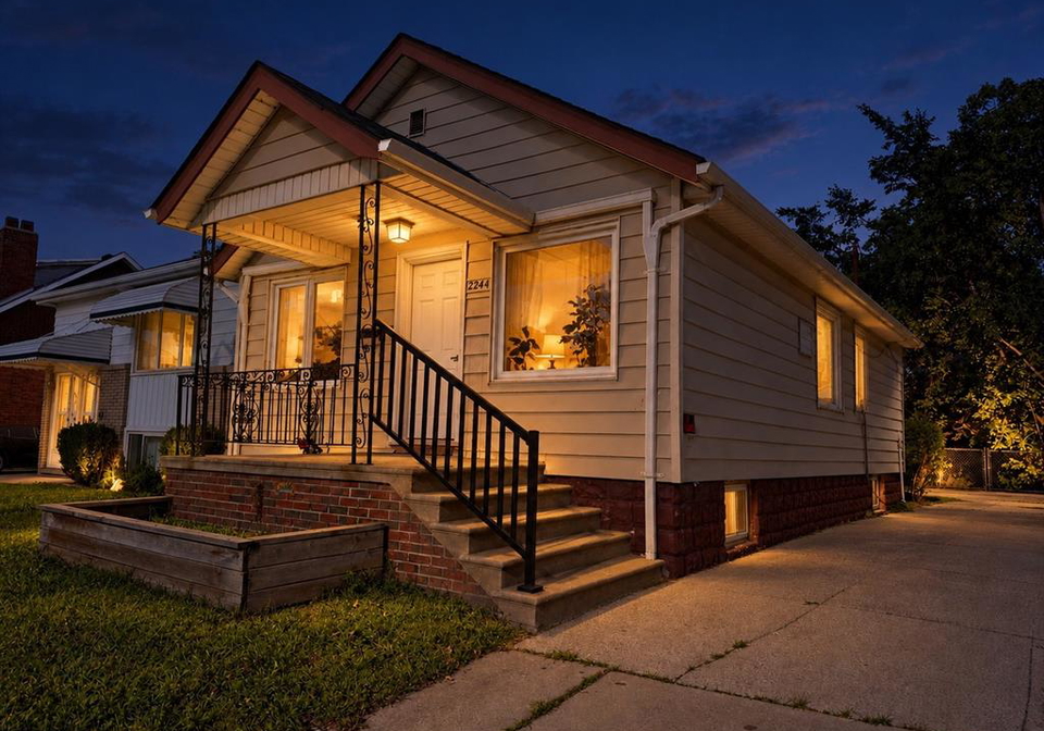 2244-howard-windsor-ontario-26023370