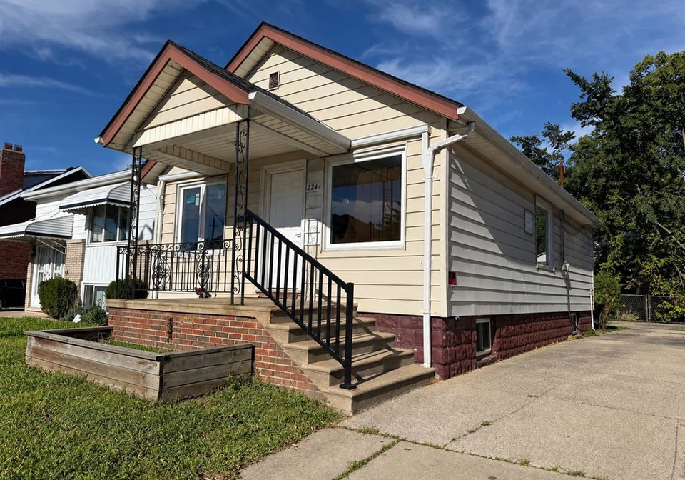 2244-howard-windsor-ontario-26023370