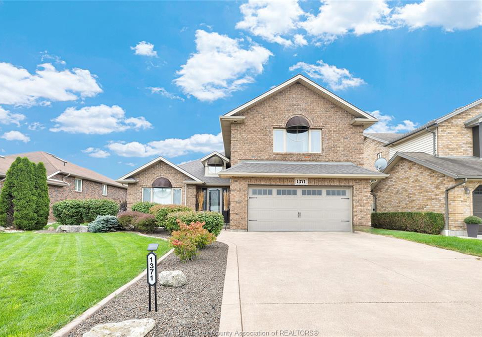 1371-matthew-crescent-lakeshore-ontario-26023502