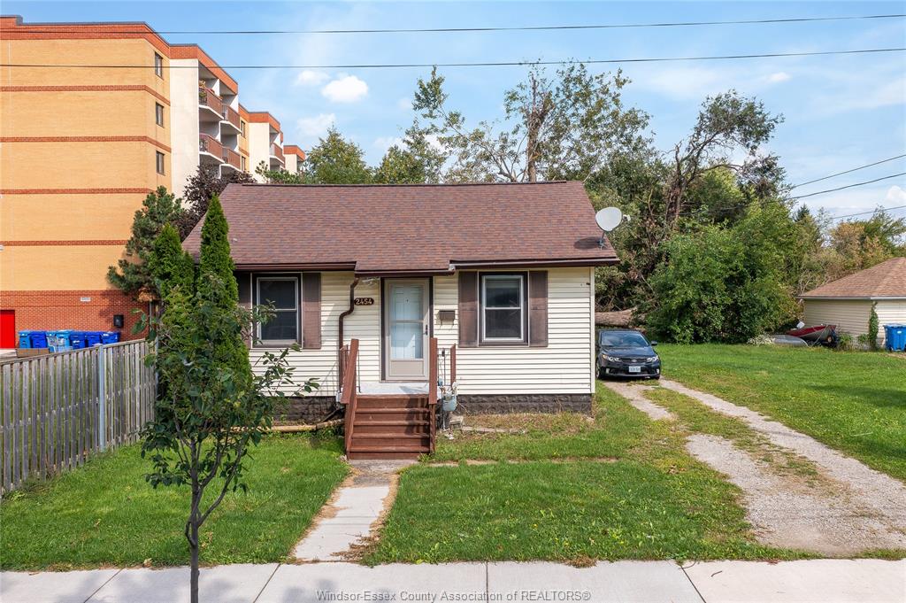 2454-jos-st-louis-avenue-windsor-ontario-26023557