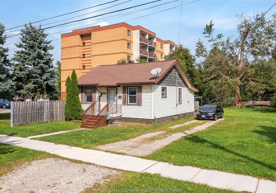 2454-jos-st-louis-avenue-windsor-ontario-26023557