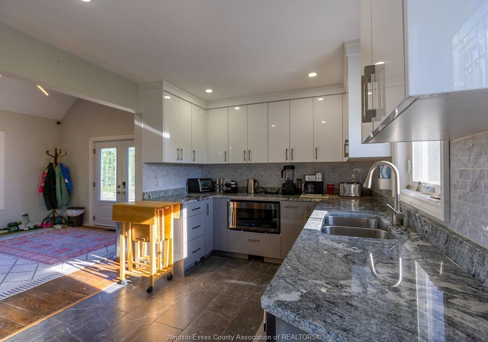 2040-front-road-north-amherstburg-ontario-26023569