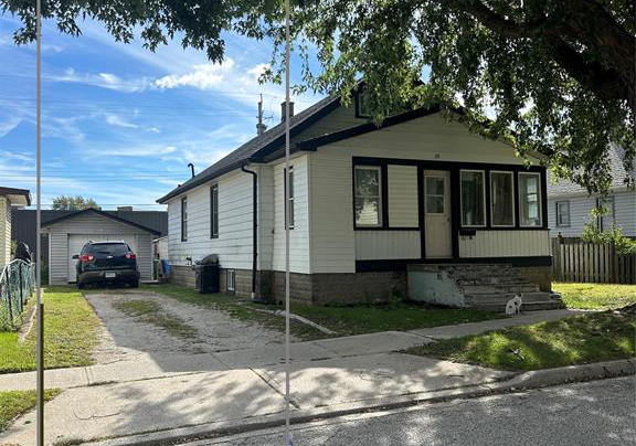 26-white-leamington-ontario-26023616